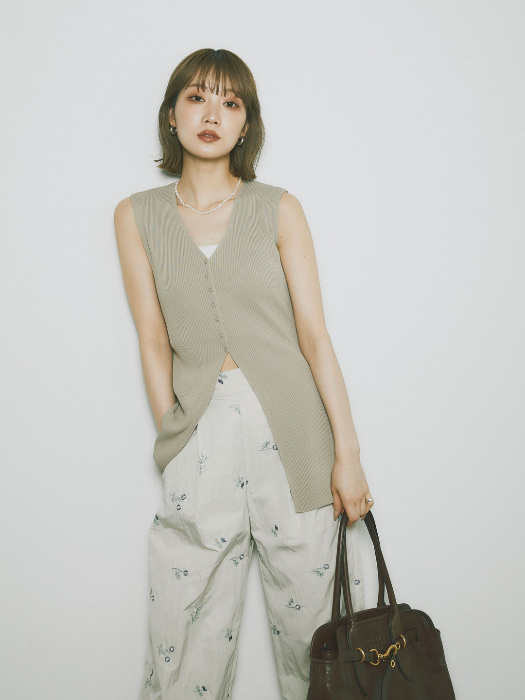 [予約]フロントスリットリブシェイプニットトップス/ベージュ