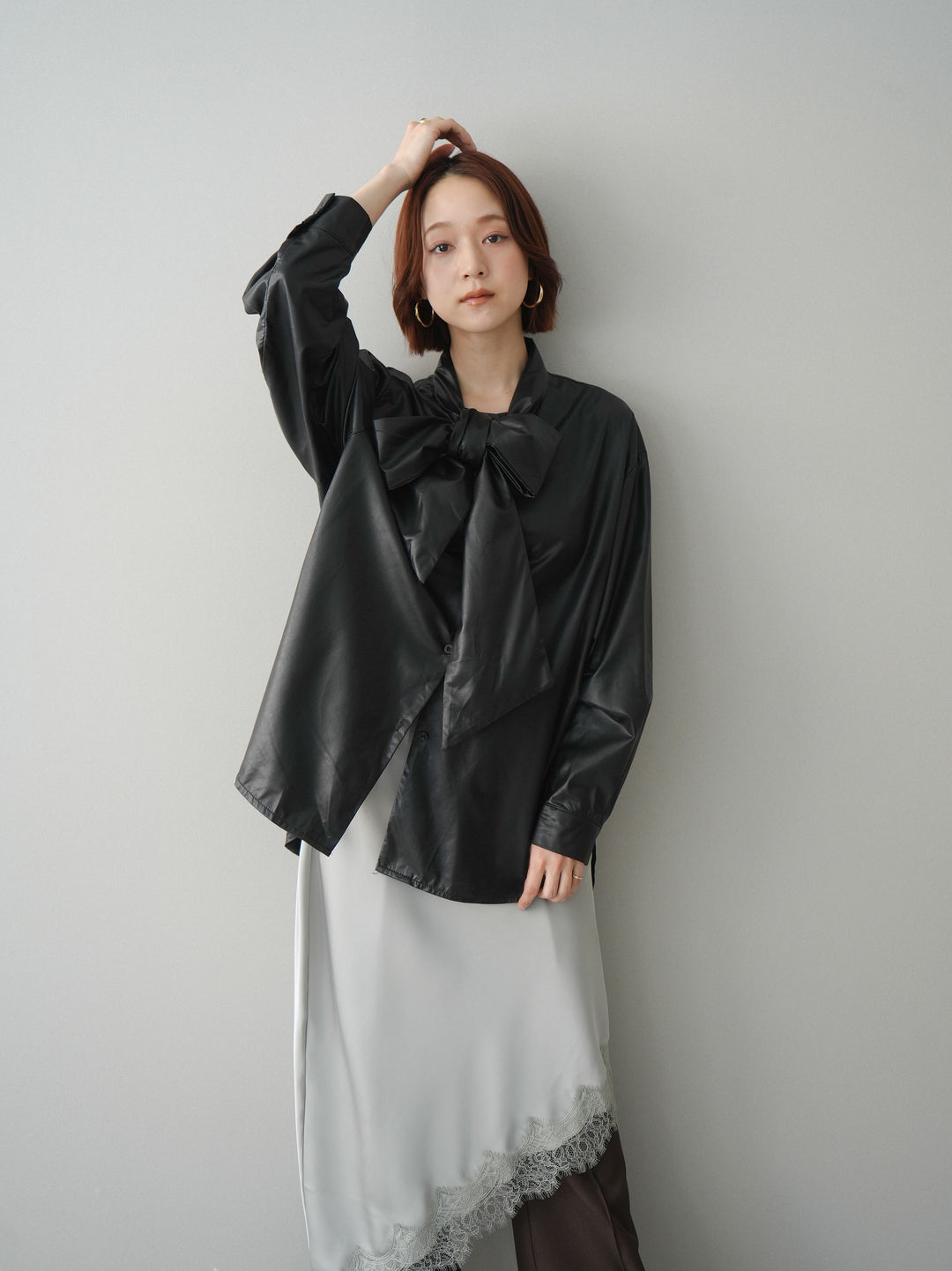 [SET]フェイクレザーボウタイブラウス+サテンライクアシメレーススカート+センターシームフレアパンツ(3set)