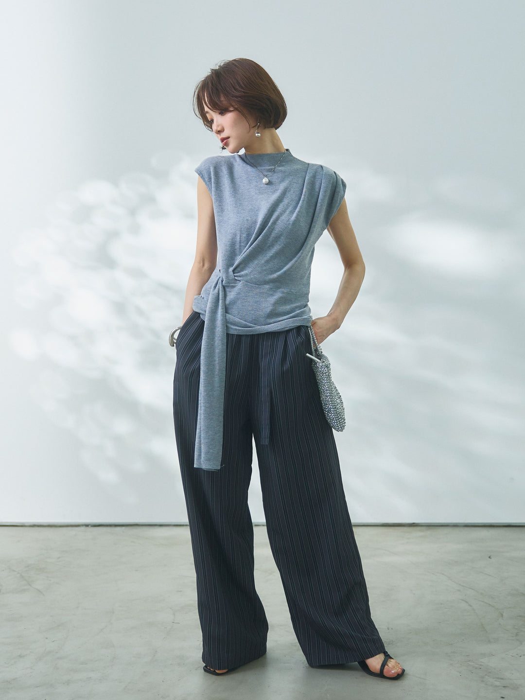 【Allure】[SET]サイドベルトボトルネックノースリーブニットトップス+ストライプイージーパンツ(2set)