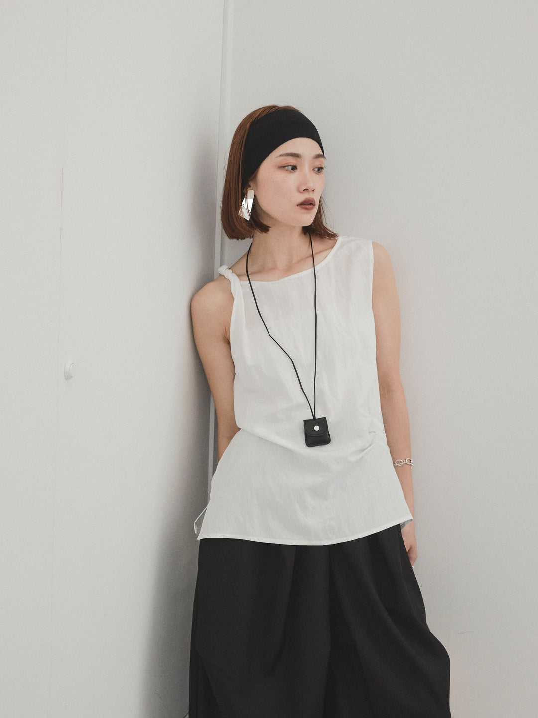 [予約]レザーネックレス付ツイストノースリブラウス/アイボリー