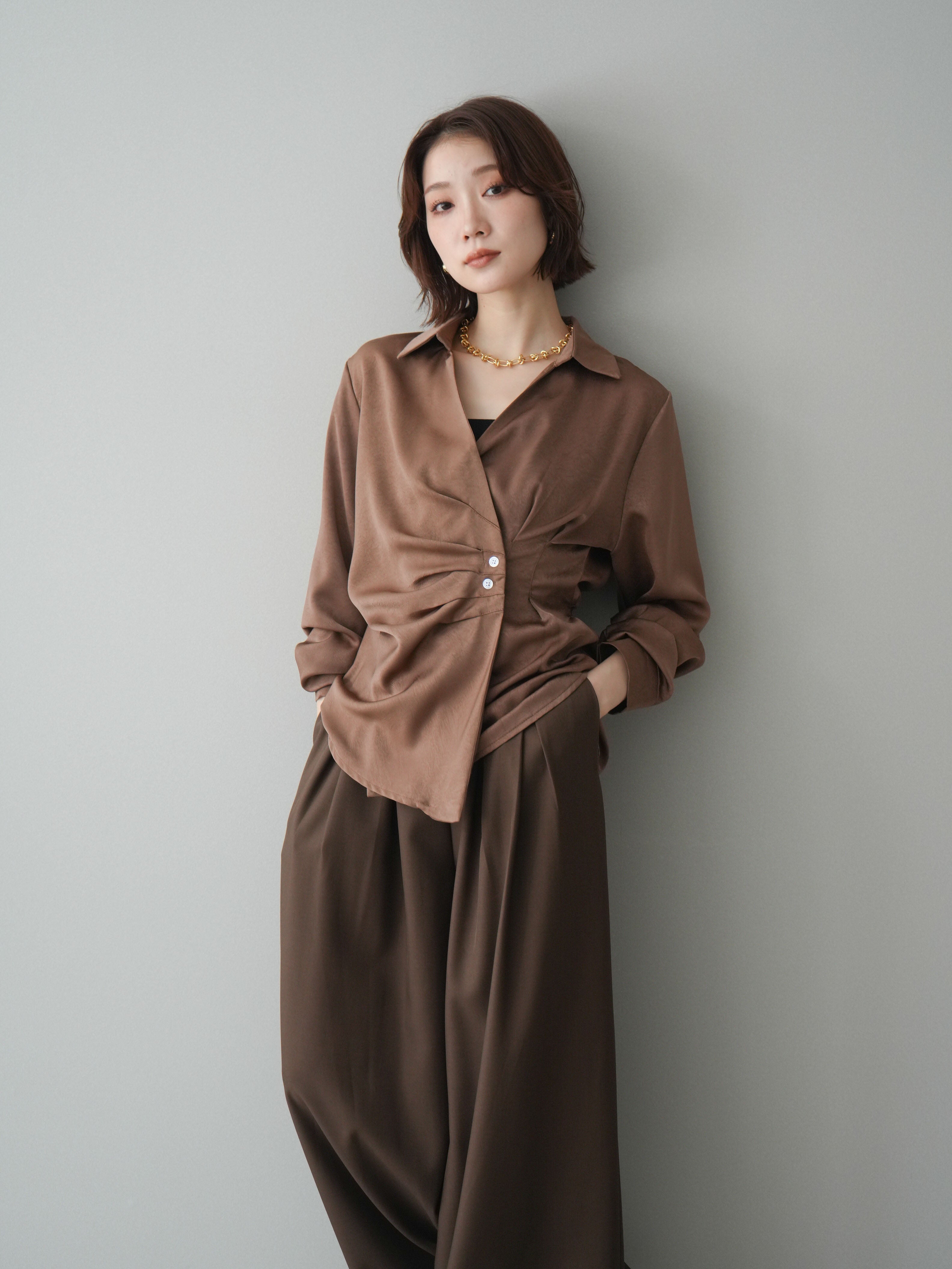 予約]サイドギャザーアシンメトリーデザインサテンブラウス/brown – Lumier