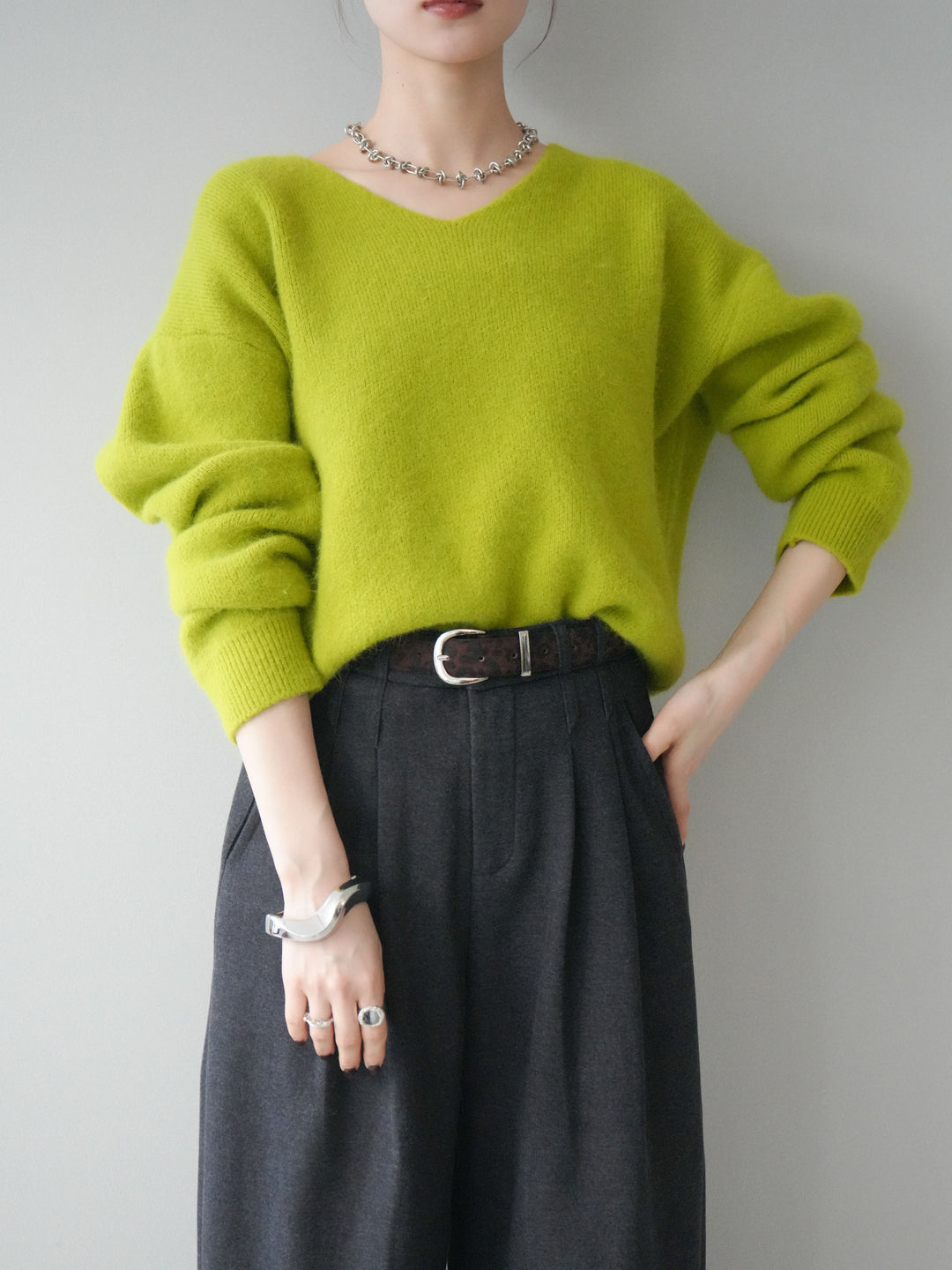 [SET]シュシュ付きアンゴラタッチVネックニットプルオーバー+選べるアクセセット(2set)