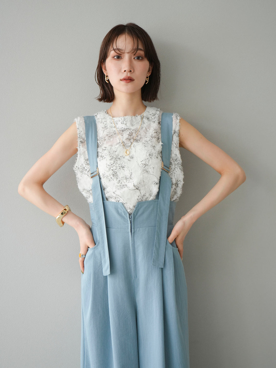 [SET]ストリングデザインハイウエストサロペット+ニュアンスフリンジジャガードノースリーブブラウス(2set)