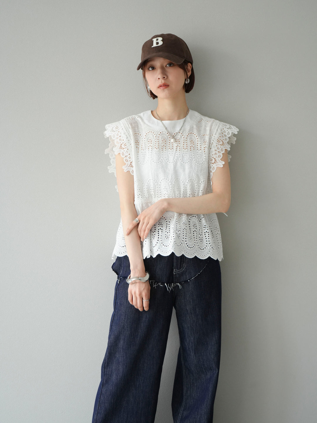 [SET] 扇貝刺繡蕾絲上衣 + 臀部設計牛仔褲 (2set)