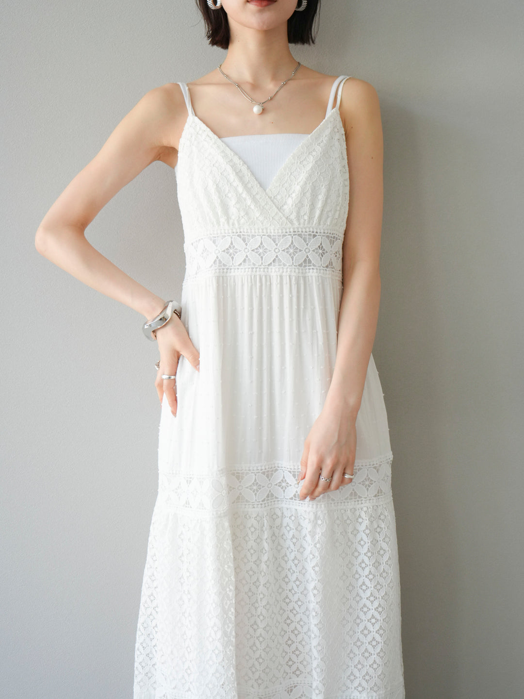 [SET] 蕾絲花邊吊帶裙+網紗羅紋罩杯吊帶背心（2件組）