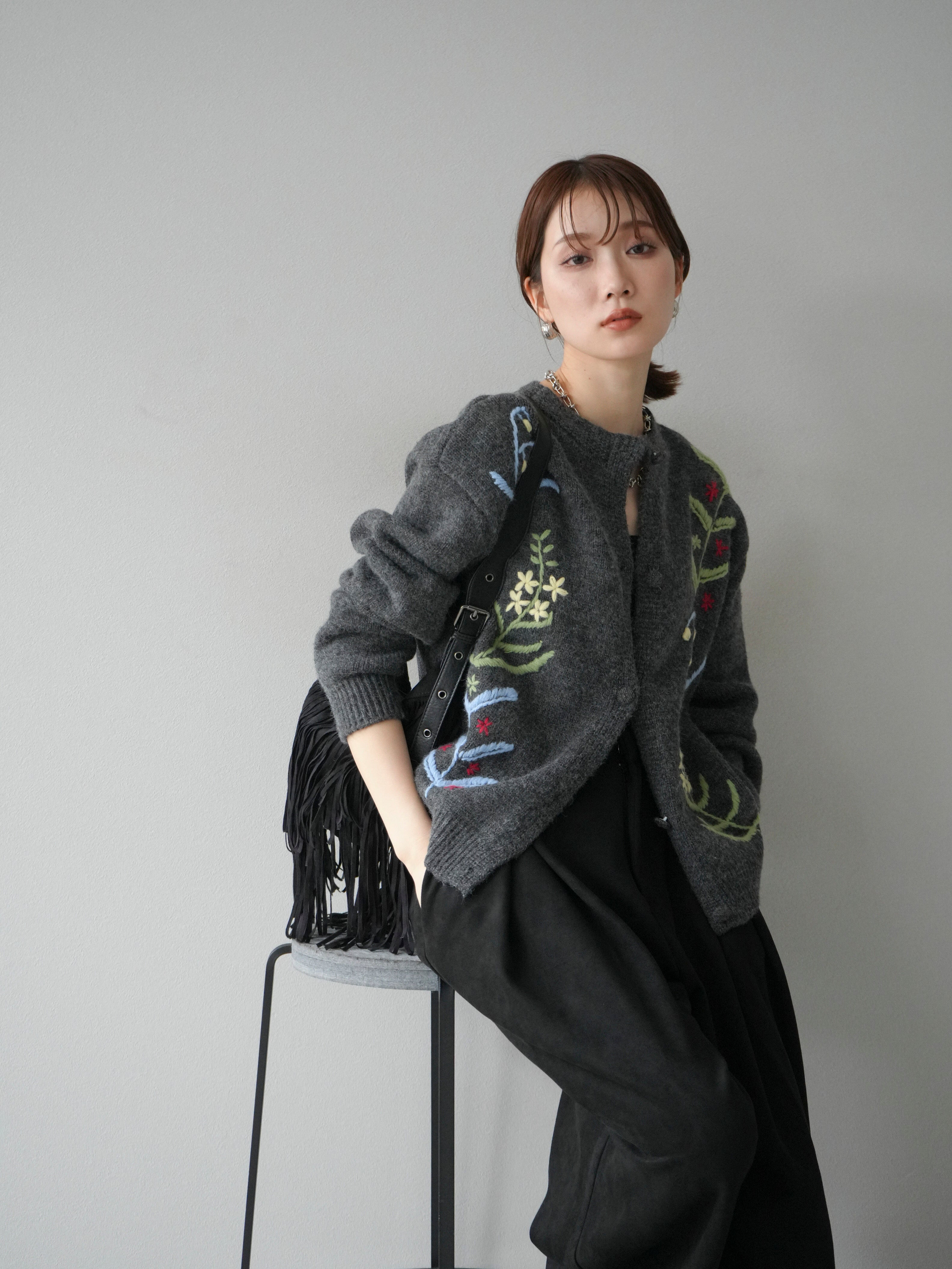 予約]フラワー刺繍ニットカーディガン/チャコール – Lumier