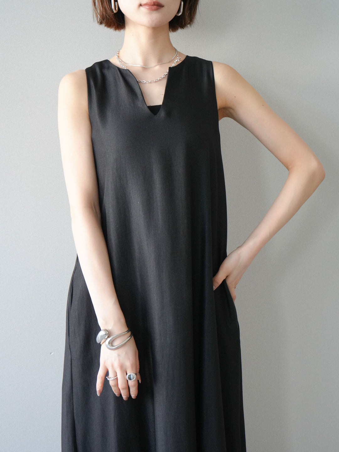 [予約]スキッパーフレアノースリーブワンピース/black