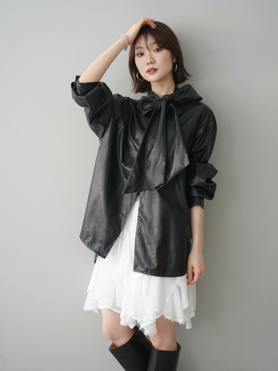 [SET]フェイクレザーボウタイブラウス+ラッフルレースミニスカート(2set)