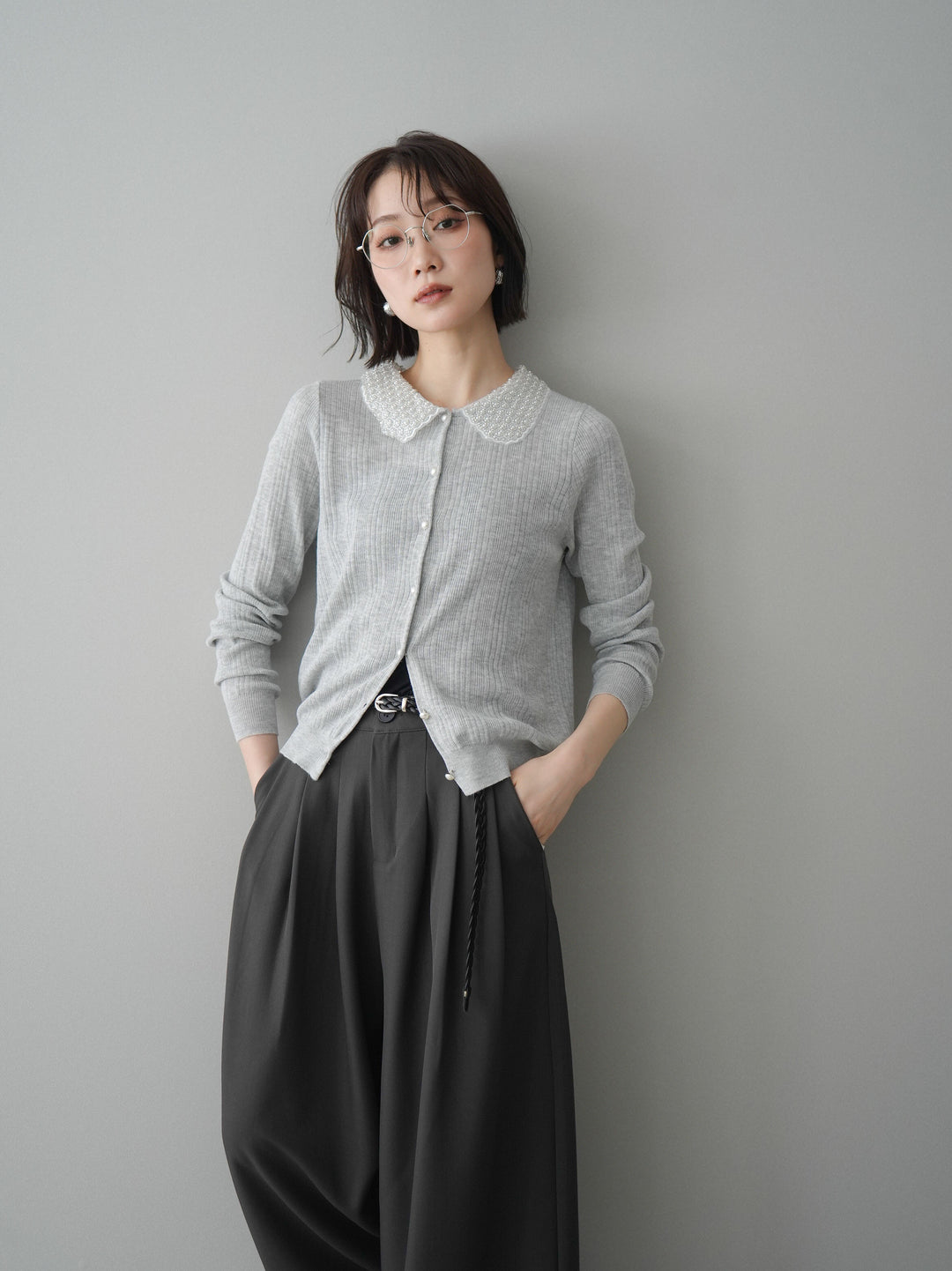 [SET]ビジュー襟パールボタンニットカーディガン+編み込みベルト付タックワイドパンツ(2set)