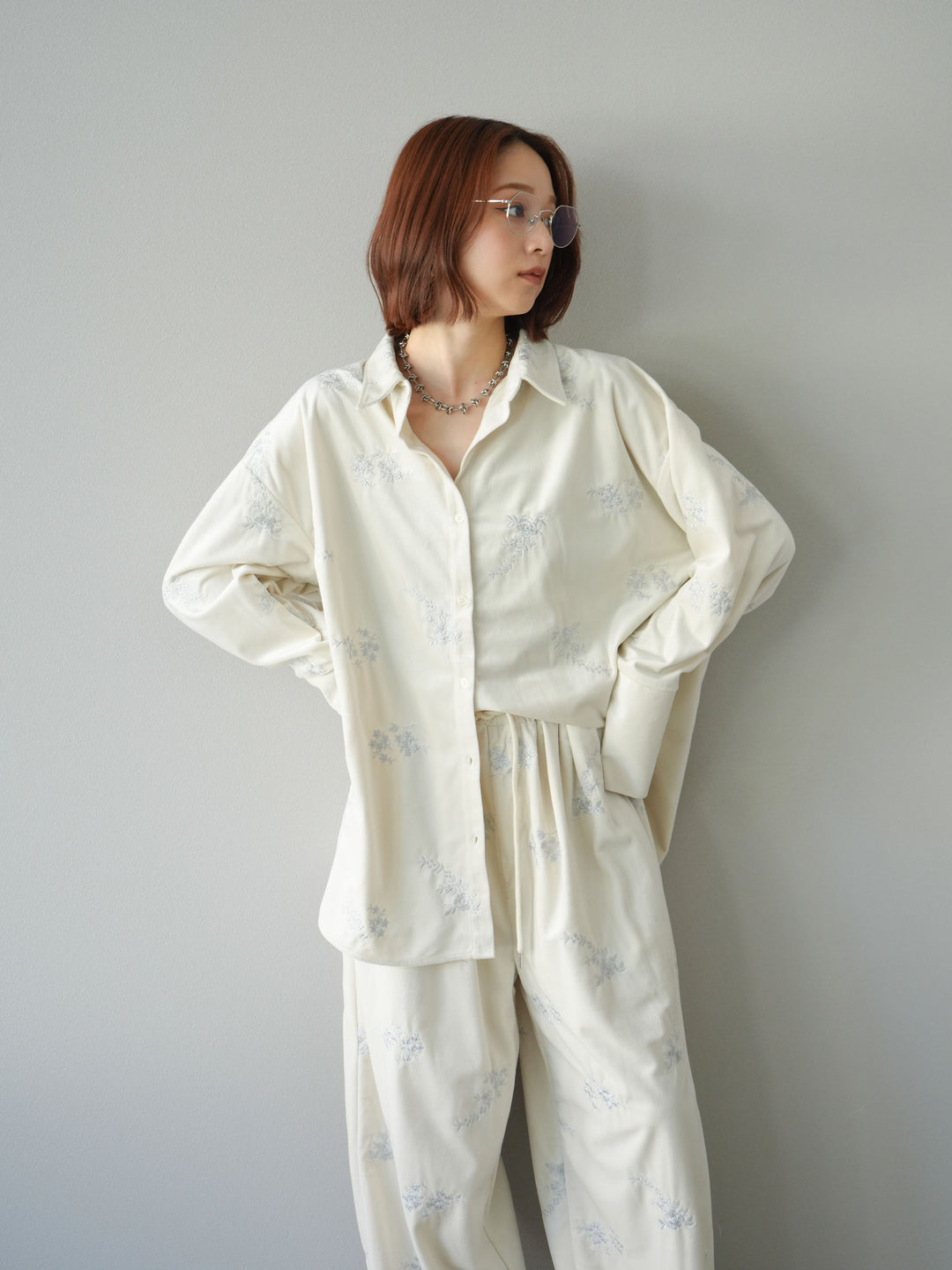 [予約]ベロアフラワーエンブロイダリーシャツ/エクリュ