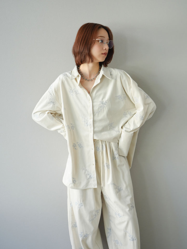 [予約]ベロアフラワーエンブロイダリーシャツ/エクリュ
