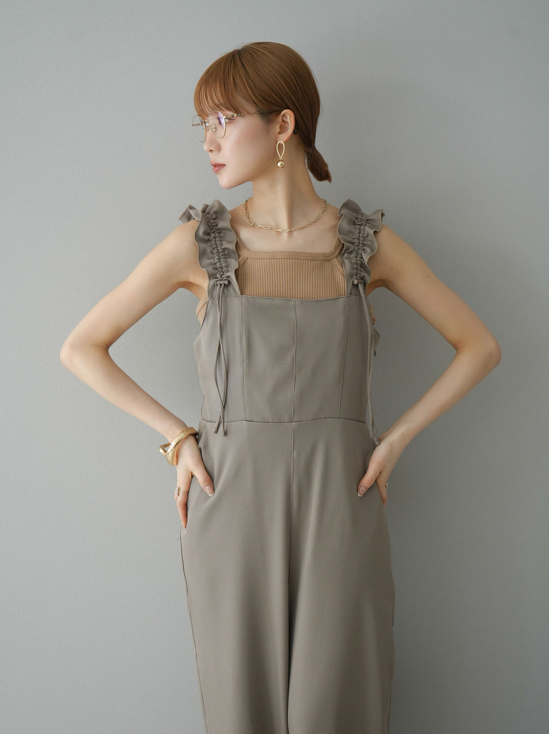[預訂] 繫帶荷葉邊連身衣/灰褐色