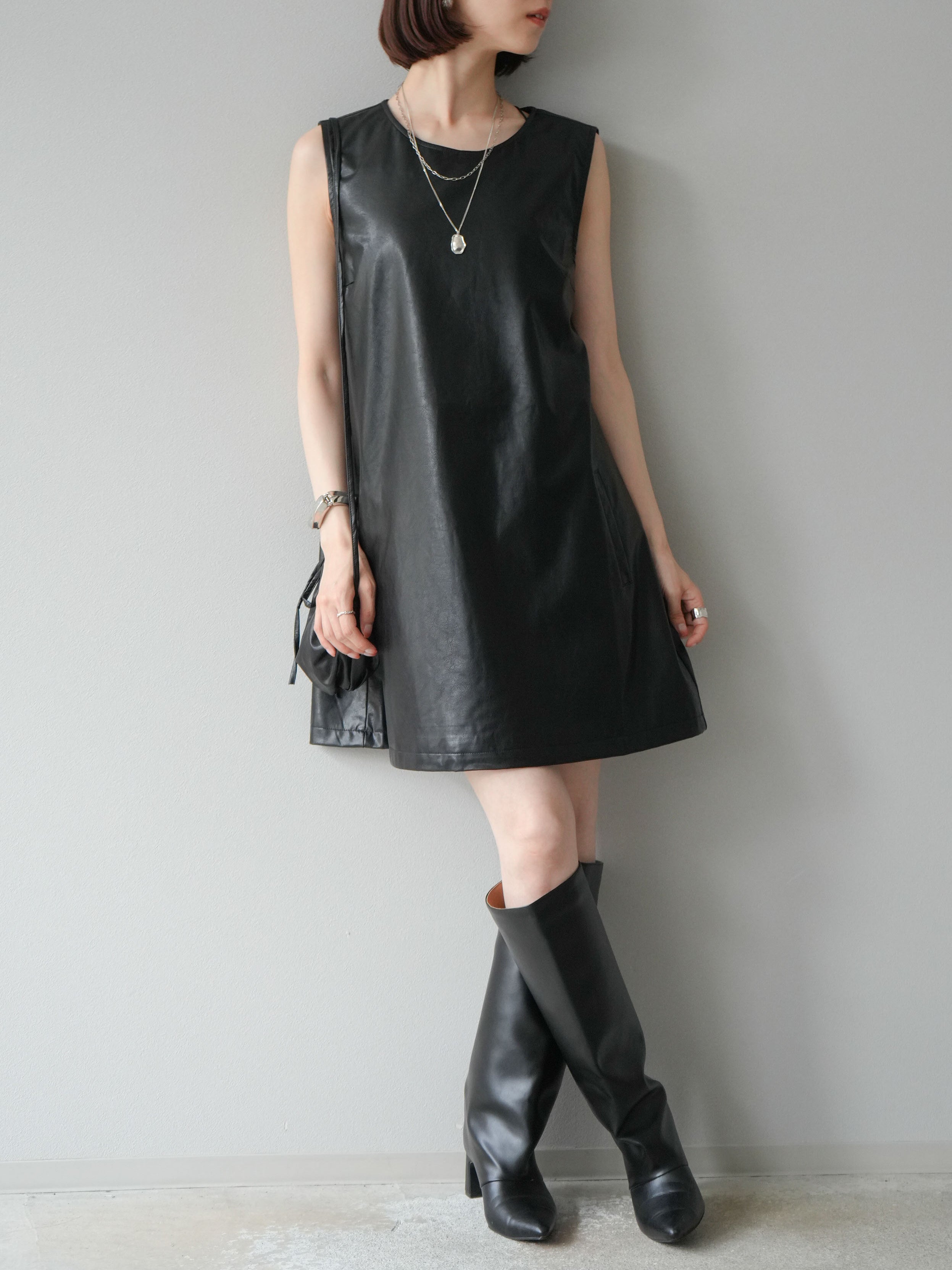 予約]ショルダーポーチ付レザーミニワンピース/ブラック – Lumier