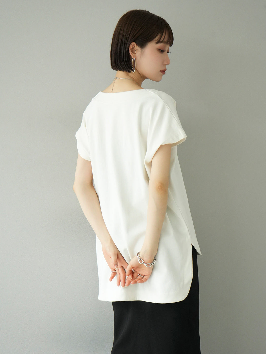[Pre-order] Deep Key Neck Round Hem T-shirt/White