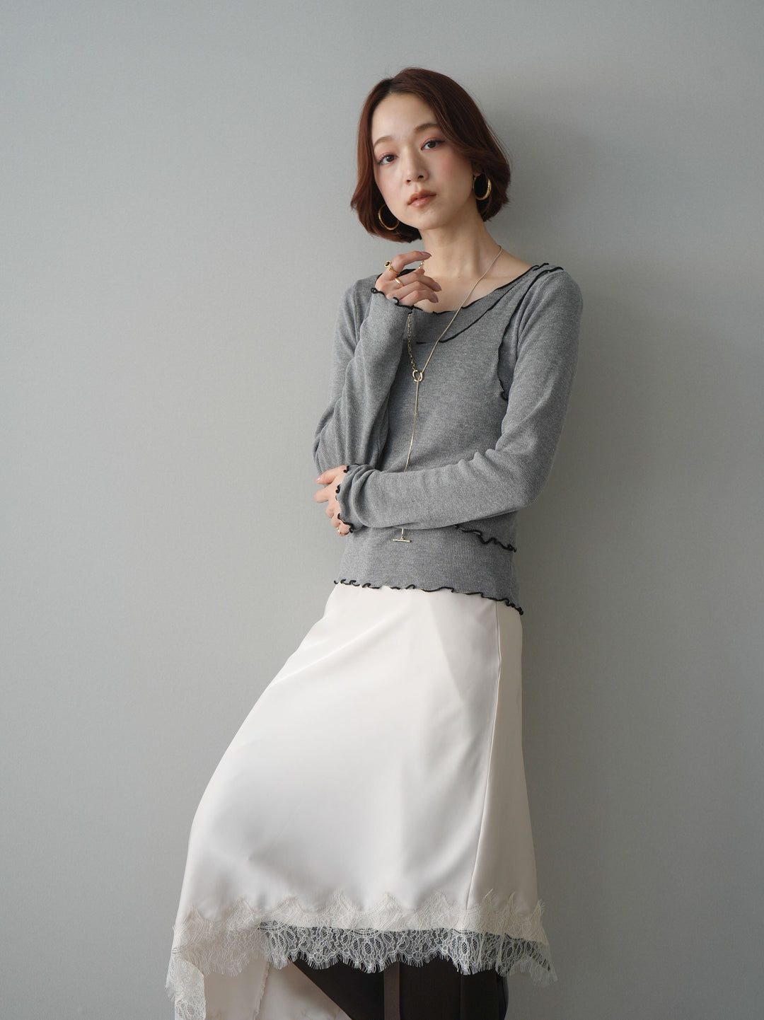 [SET]バイカラーメローアンサンブルシアーニットトップス+センターシームフレアパンツ+サテンライクアシメレーススカート(3set)