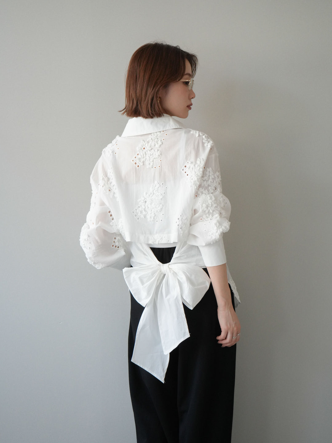 [予約]バックリボンフラワーエンブロイダリーシャツ/white