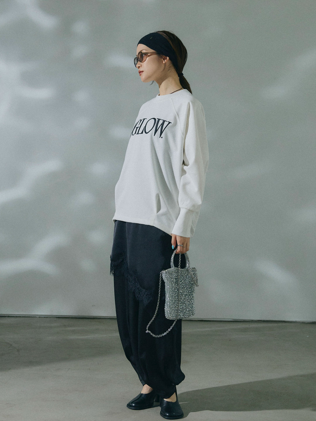 【Allure】[SET]ブークレダンボールロゴ刺繍プルオーバー+ワッシャーサテンタックジョガーパンツ+アシンメトリーサテンレースキャミソール(3set)