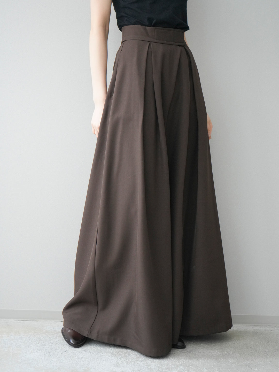 [予約]テープベルトタックバギーパンツ/brown