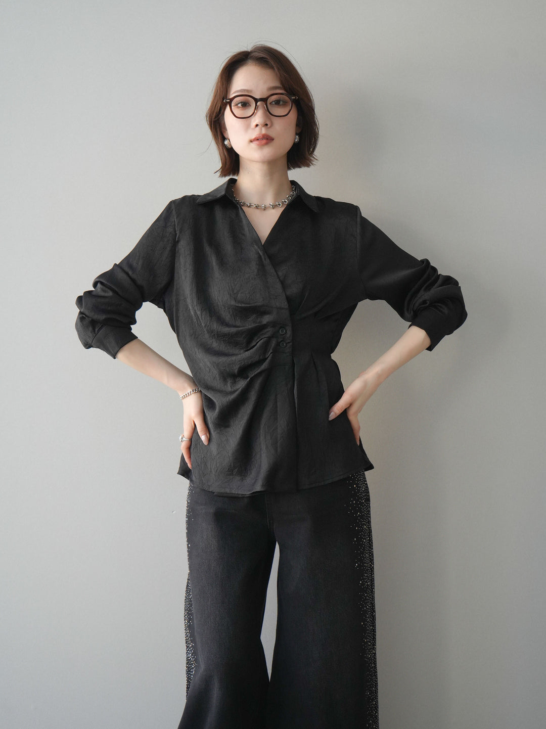 [予約]サイドギャザーアシンメトリーデザインサテンブラウス/black
