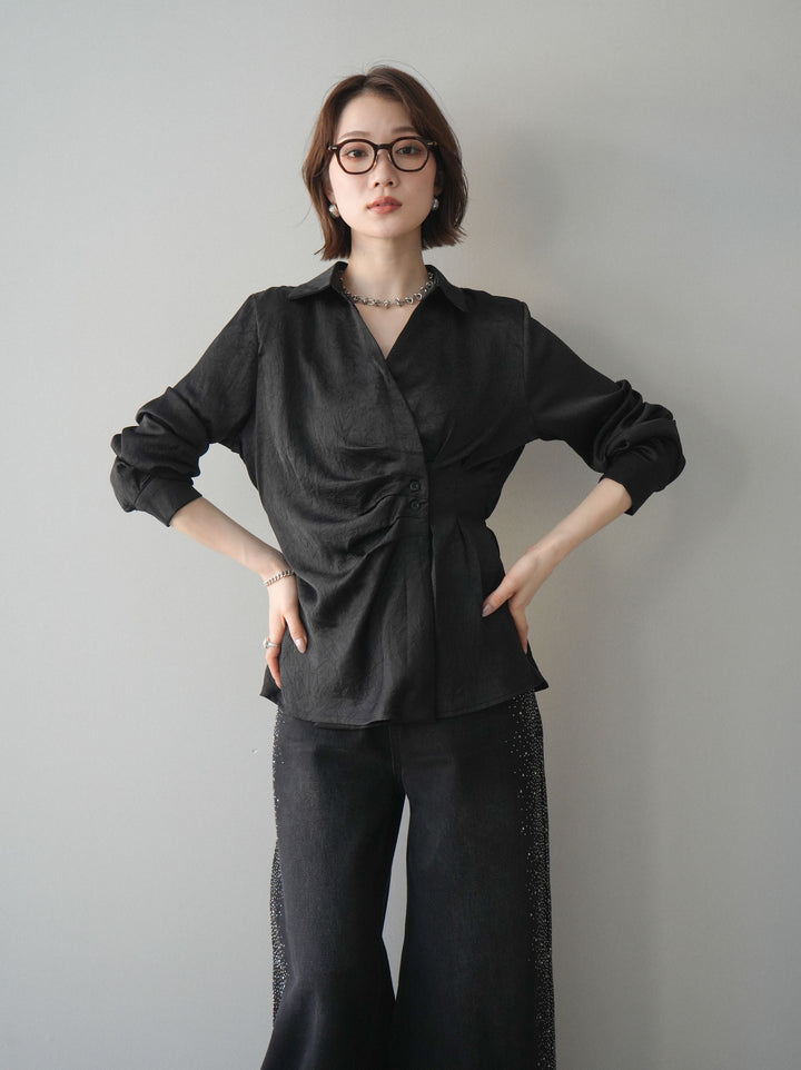 [予約]サイドギャザーアシンメトリーデザインサテンブラウス/black