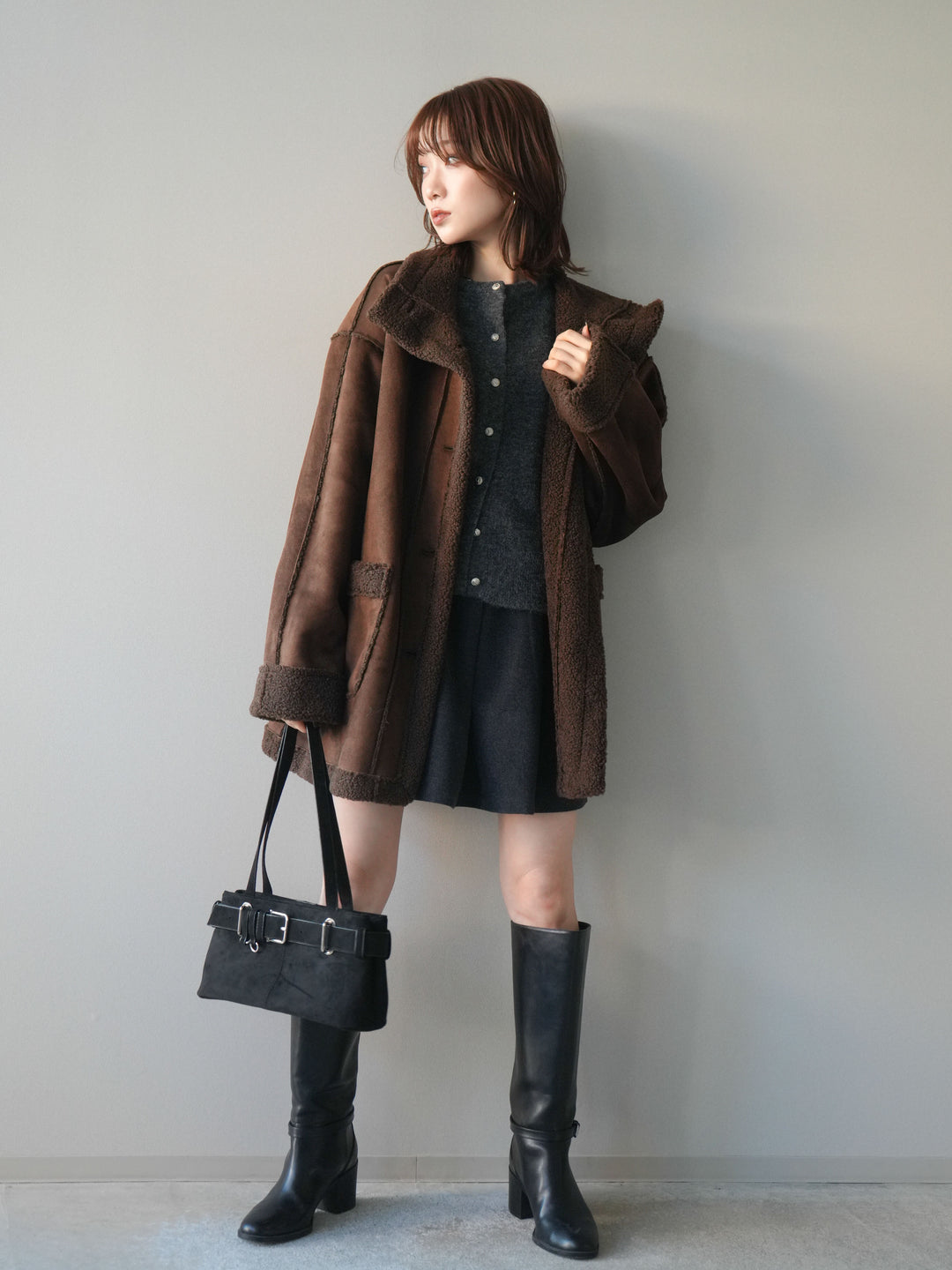 [予約]スタンドネックフェイクムートンミディアムコート/brown