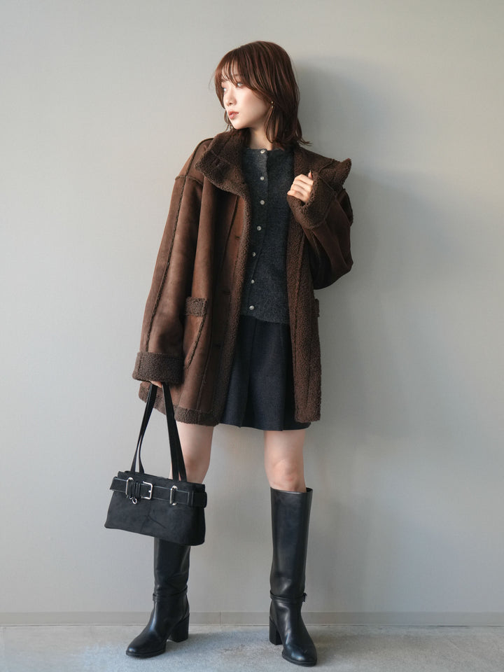 [予約]スタンドネックフェイクムートンミディアムコート/brown