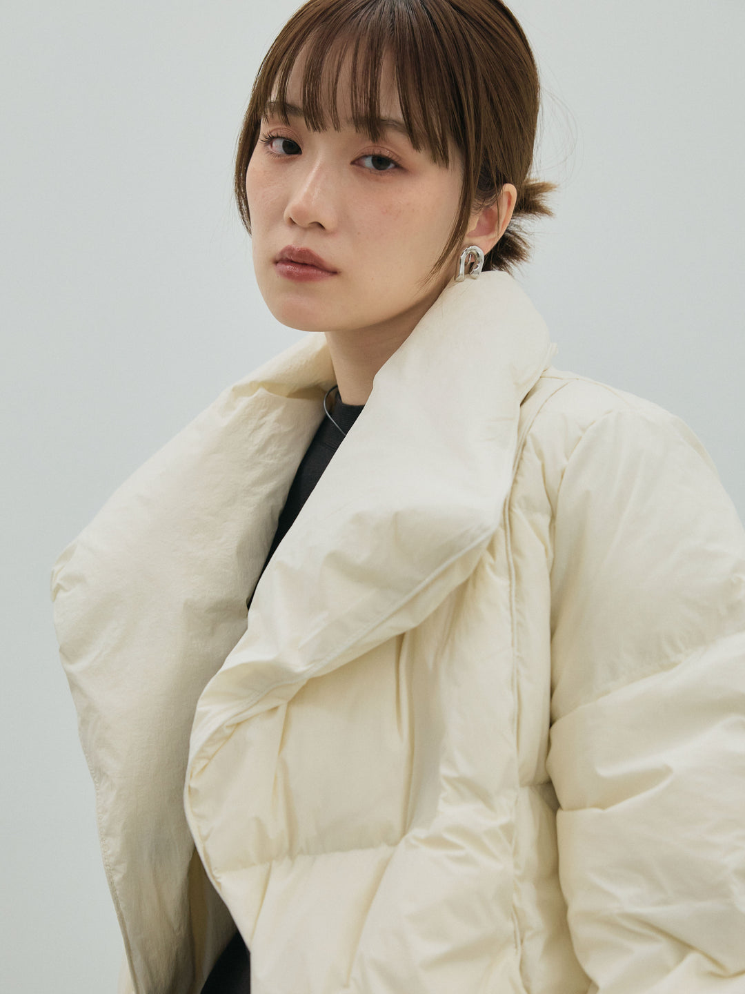 【Allure】[SET]バックオープンニットワンピース+スタンドカラーダウンジャケット(2set)