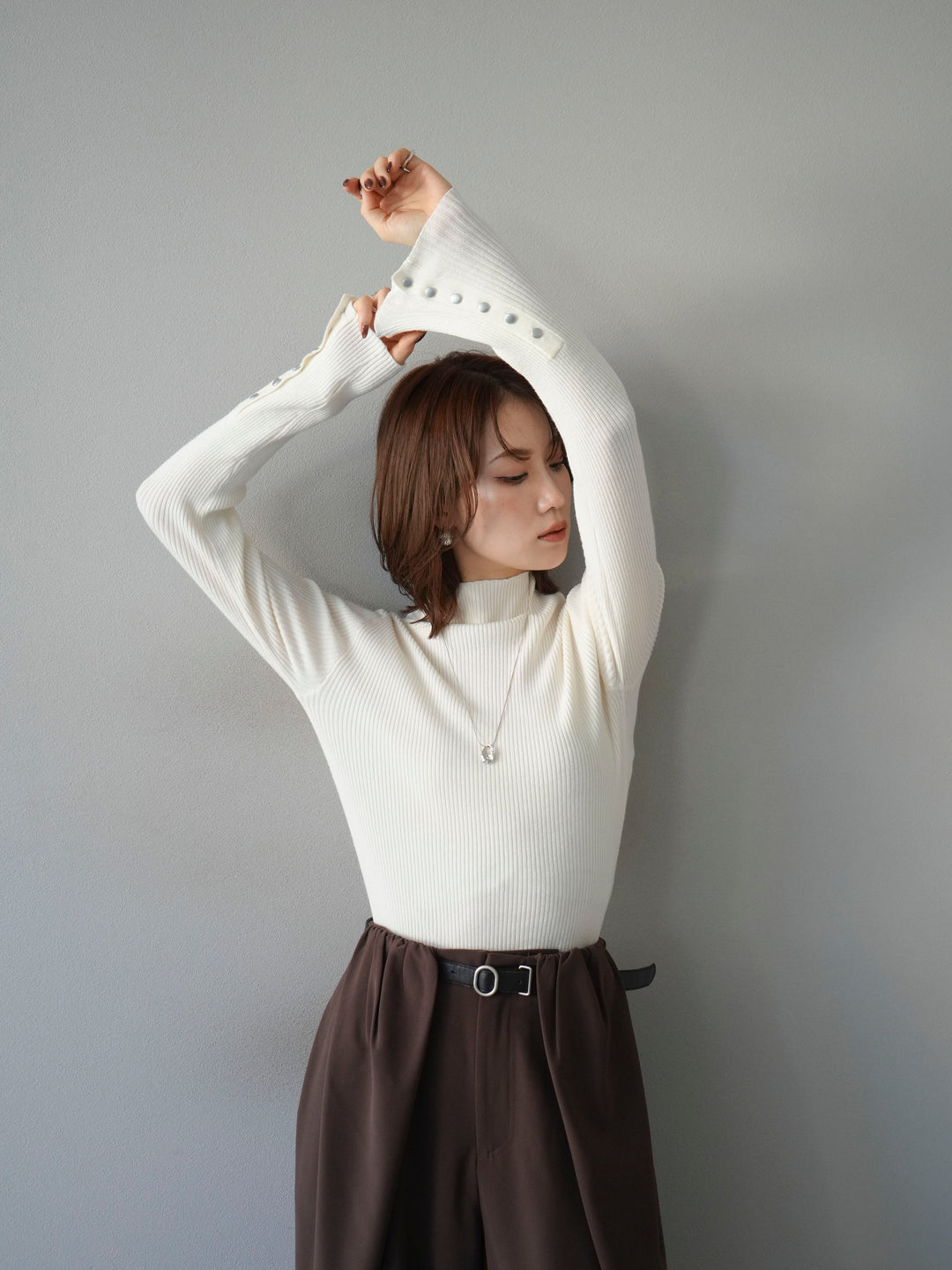 [予約]袖ボタンボトルネックリブニットトップス/アイボリー