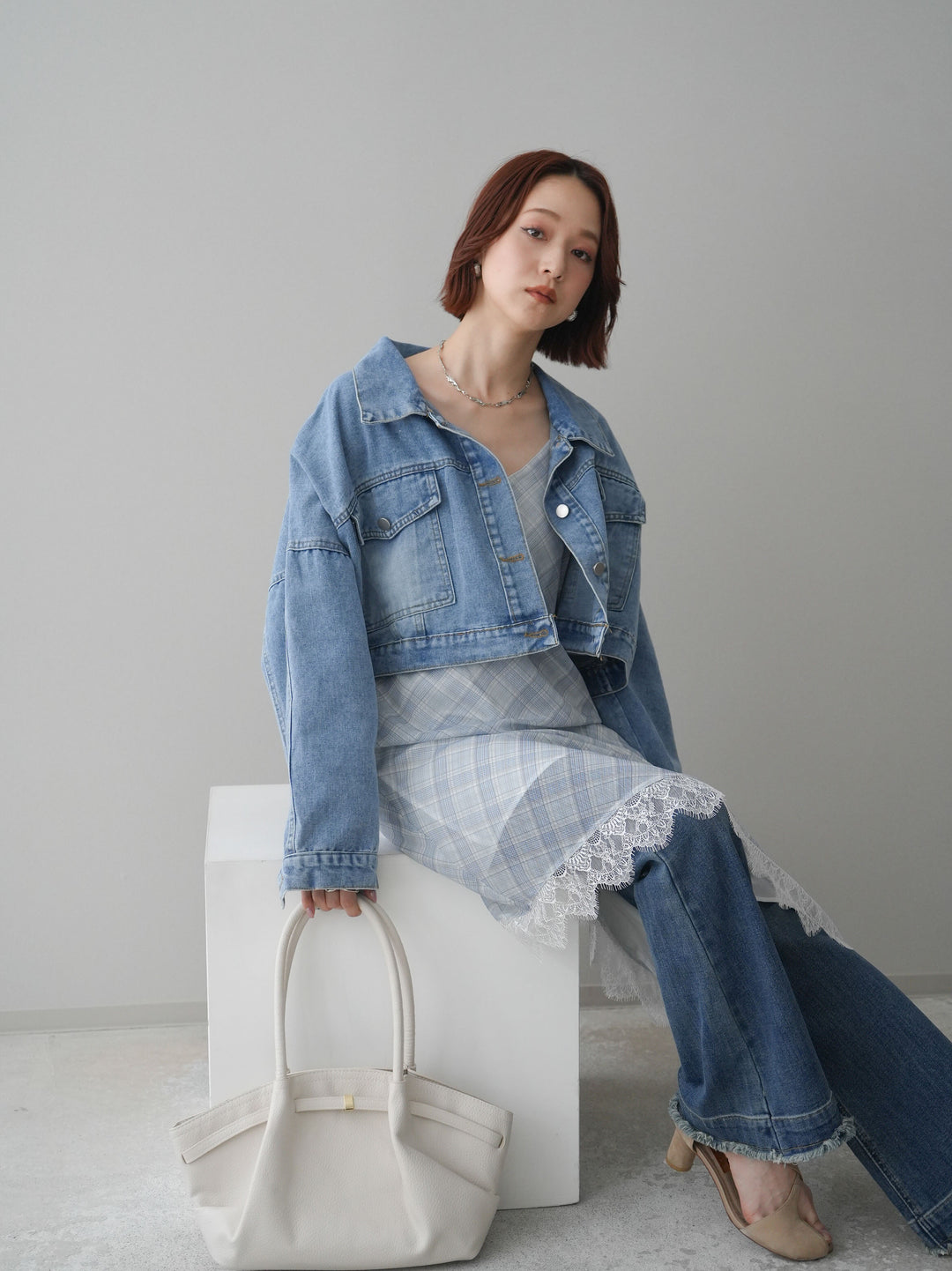【套裝】牛仔短版襯衫外套+不對稱格紋蕾絲吊帶背心+流蘇半喇叭牛仔褲（三件套）