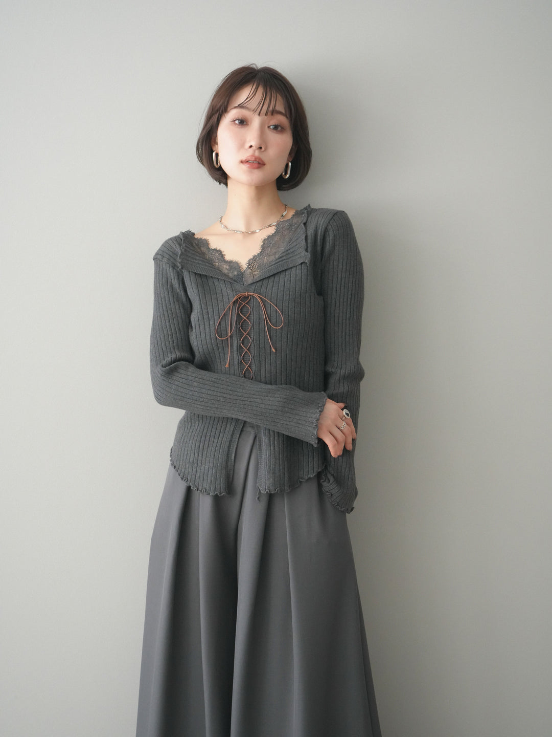 [予約]レースネックレースアップリブニットトップス/gray