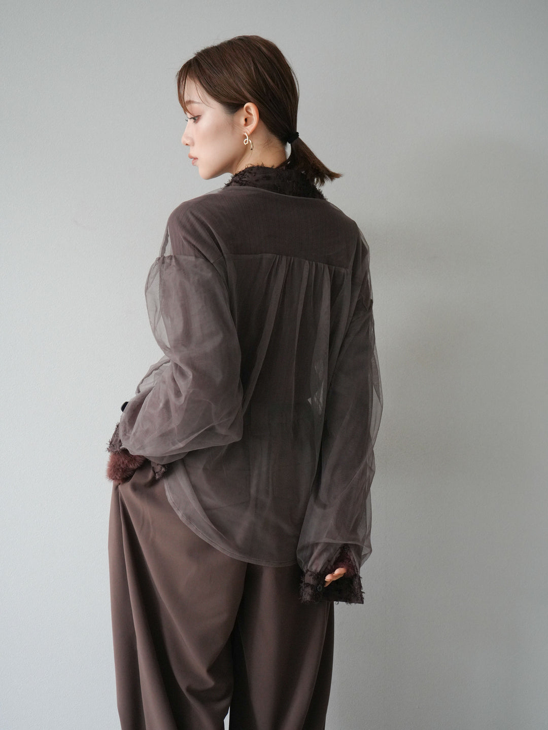 [SET]フリンジジャガード×チュールレイヤードシャツ+アームシャギーランダムリブニットトップス+ベルト付タックワイドパンツ(3set)