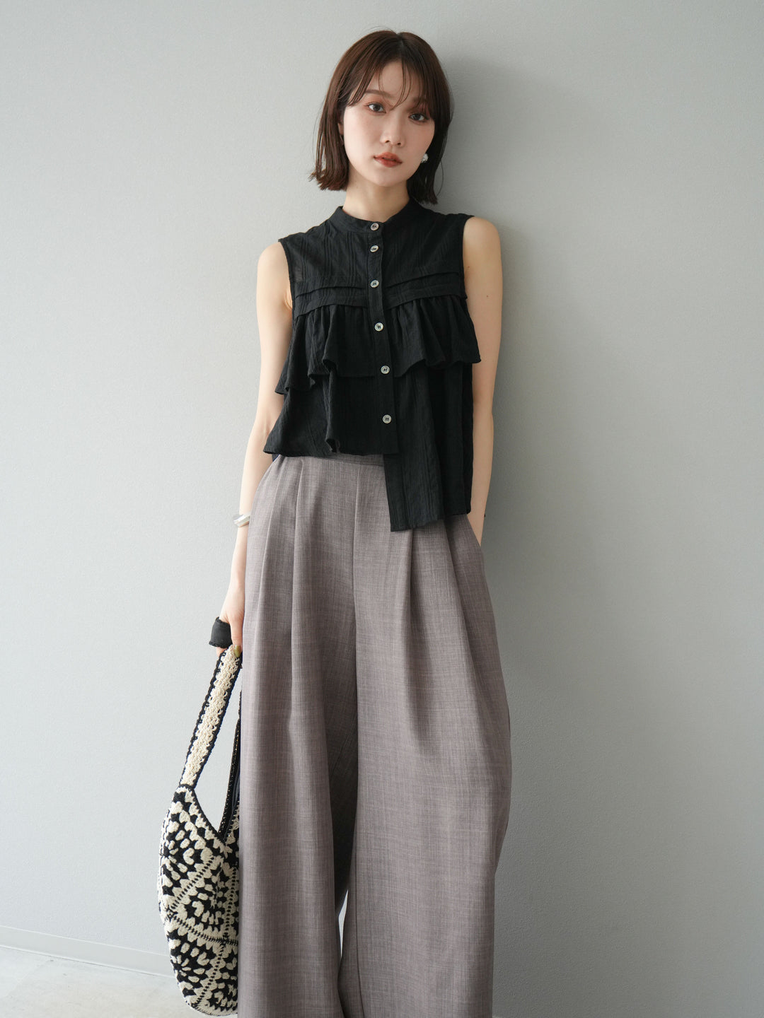 [予約]ドビーストライプアシンメトリーフリルノースリブラウス/ブラック