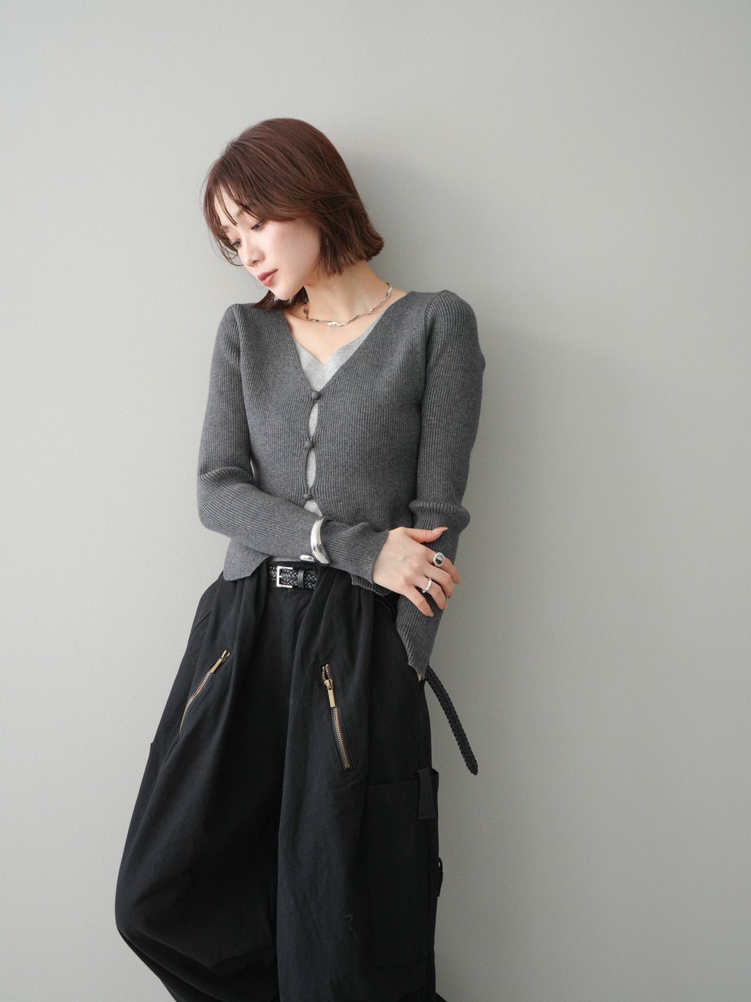 [予約]Vネック配色レイヤードスリットニットトップス/charcoal