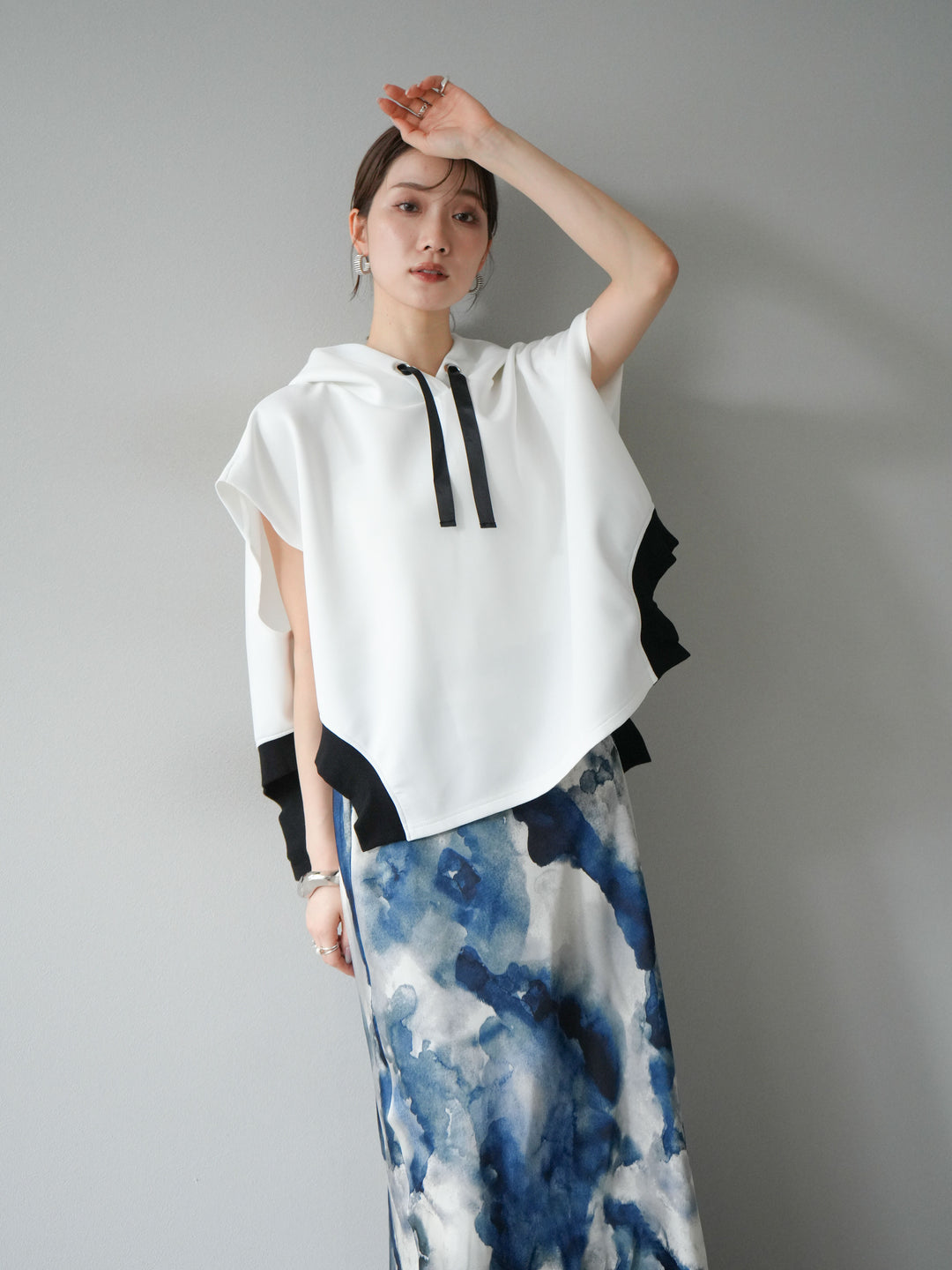 [SET]アシンメトリードルマンバックZIPフーディー+ニュアンスサテンフリルスカート(2set)