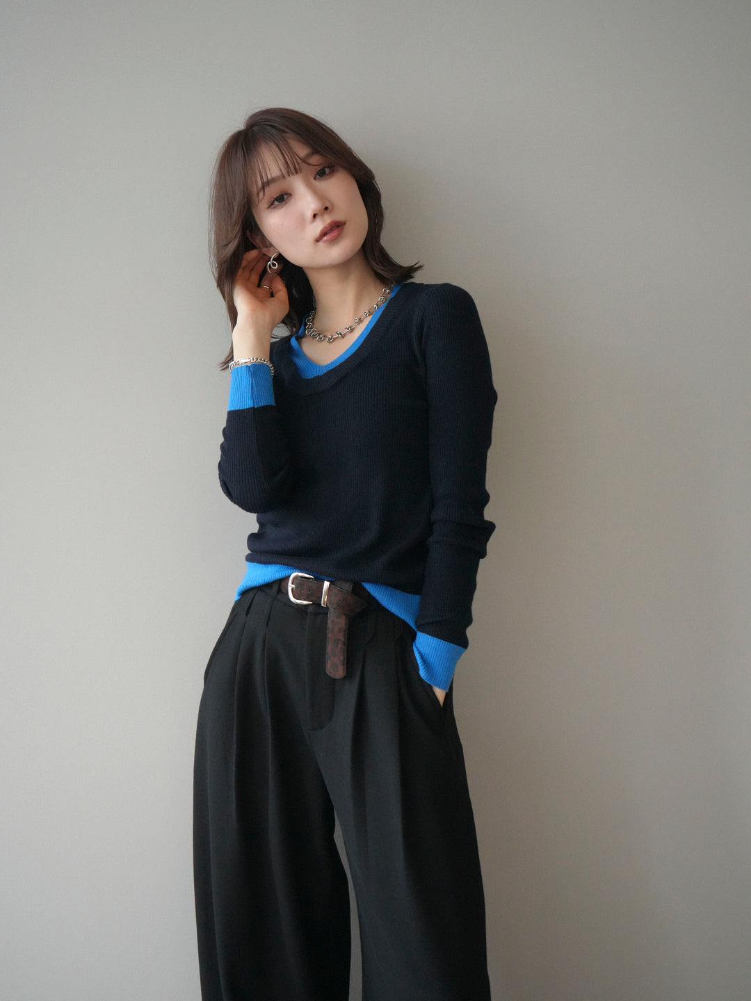 [SET]Uネック配色レイヤードリブニットトップス+アニマル柄ベルト付きウールタッチワイドパンツ(2set)