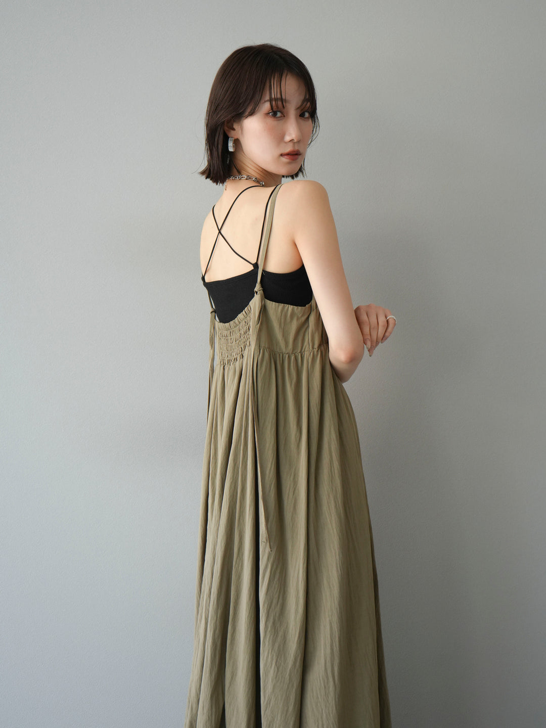 [SET]レーヨンシャーリングキャミワンピース+カップ付きバッククロスキャミソール(2set)