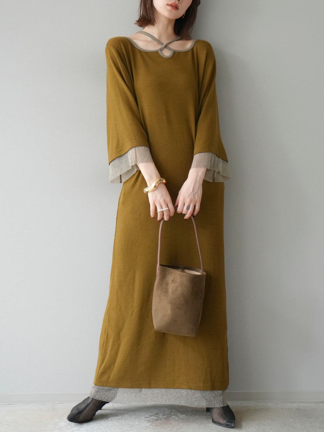 [予約]デザインネックラメシアー切替ニットワンピース/カーキ
