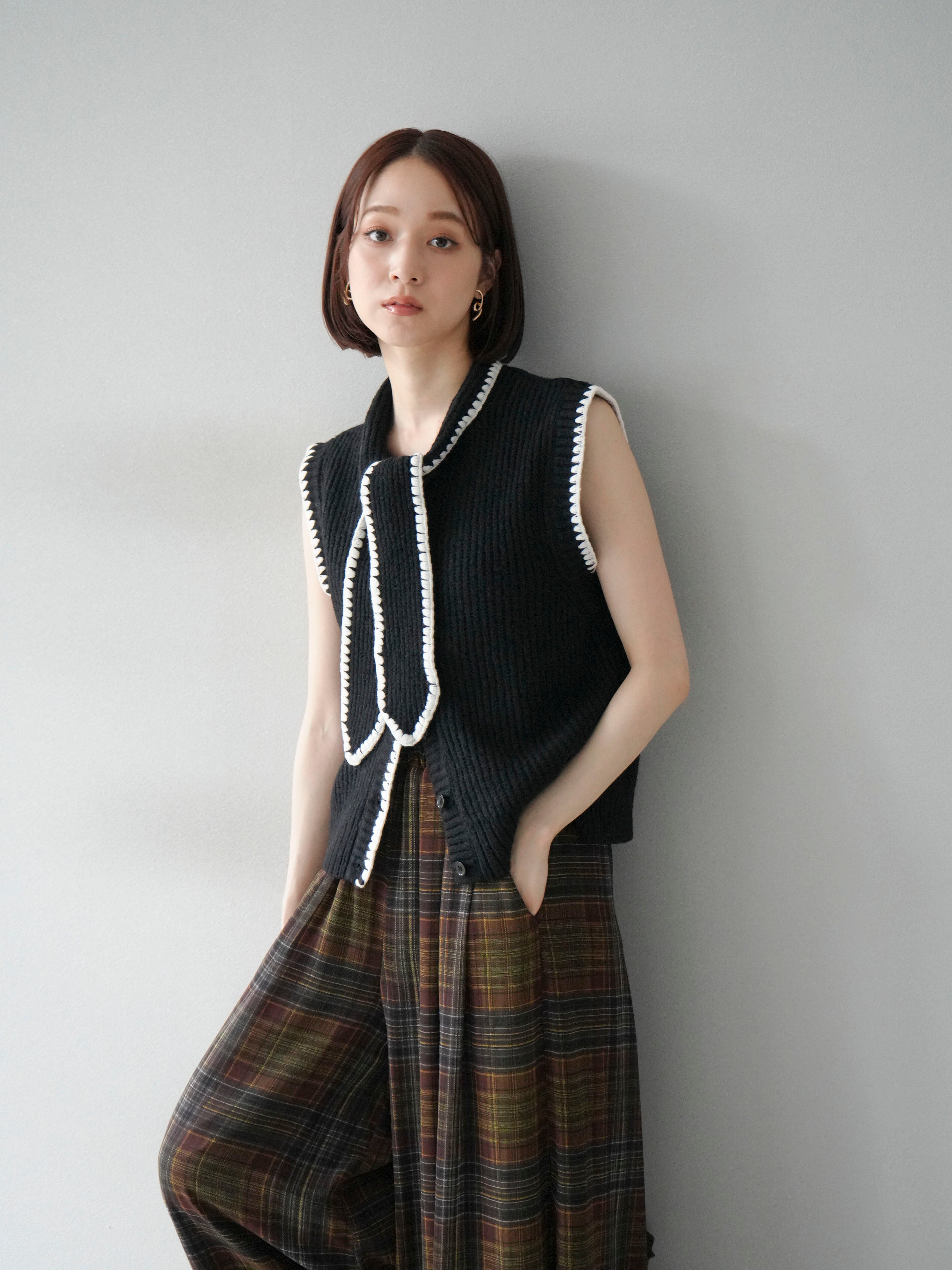 予約]ステッチデザインボウタイニットベスト/ブラック – Lumier