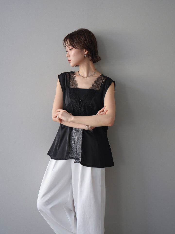 【預購】緞面交叉蕾絲上衣 / 黑色