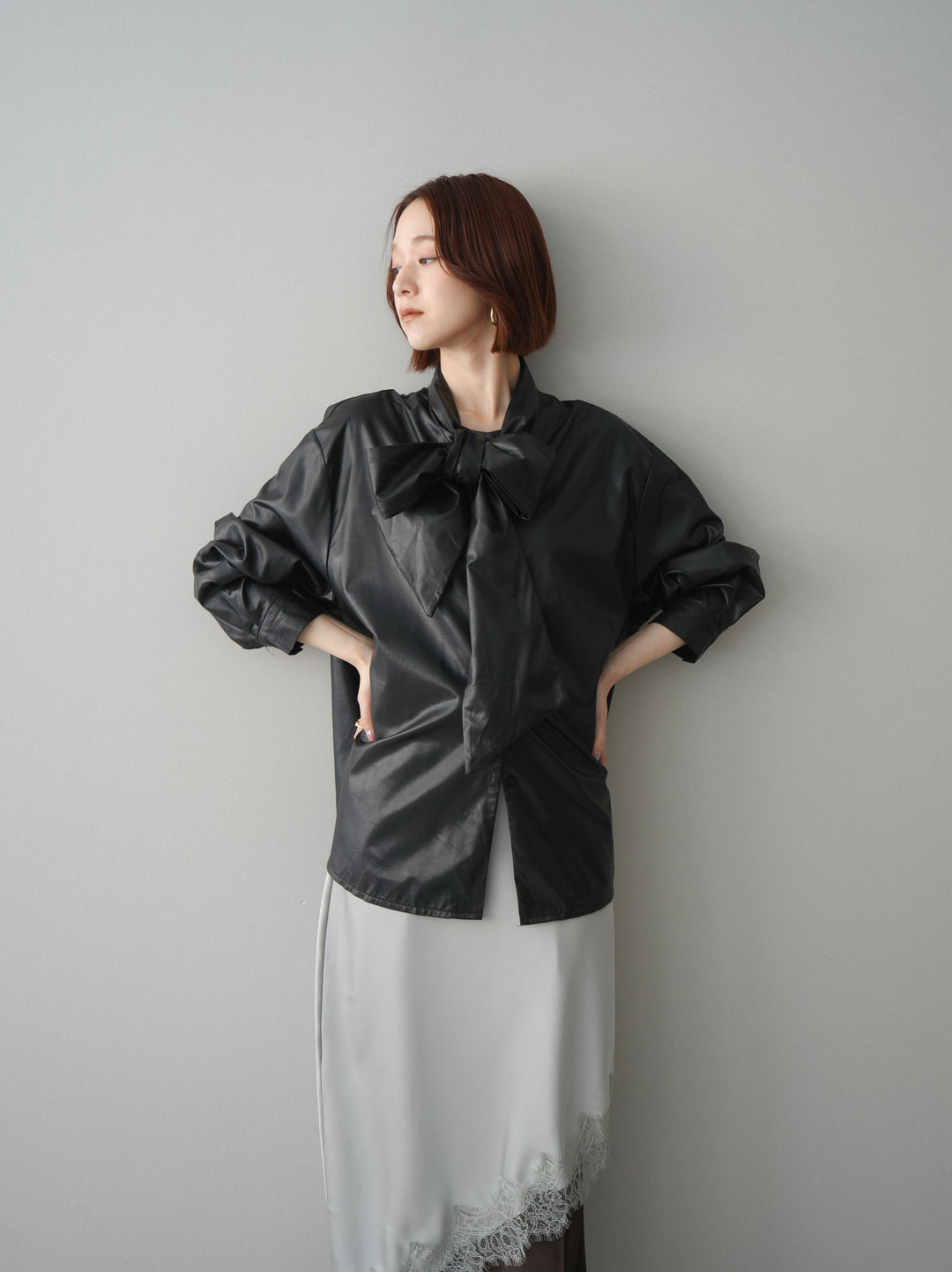 [SET]フェイクレザーボウタイブラウス+サテンライクアシメレーススカート(2set)