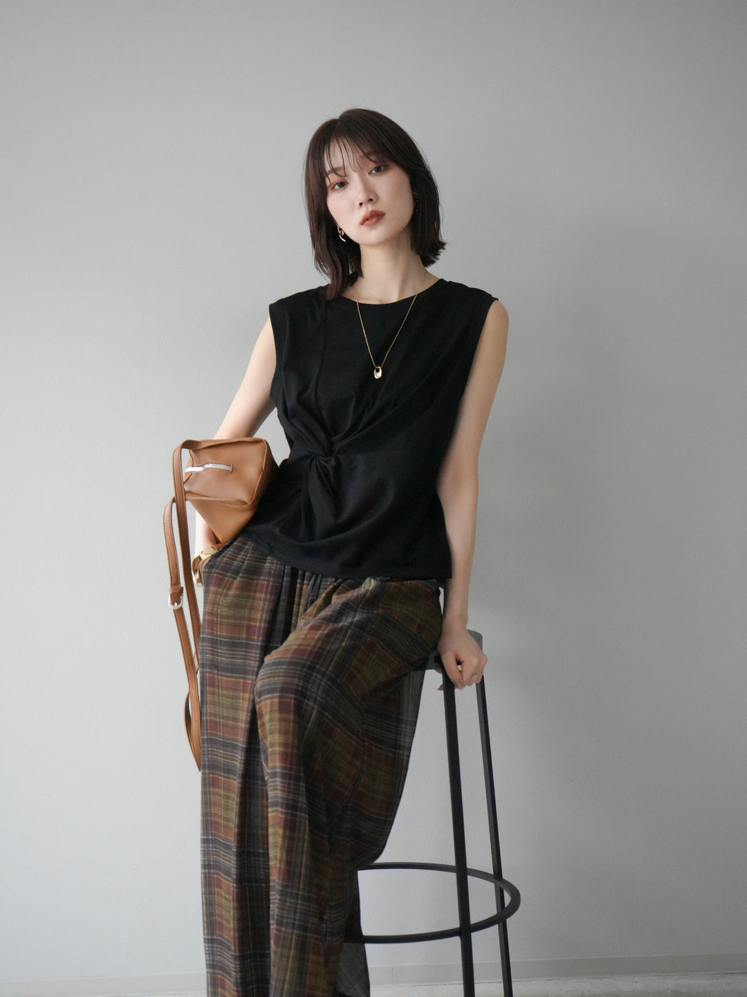 [予約]フロントツイストノースリーカットソー/ブラック