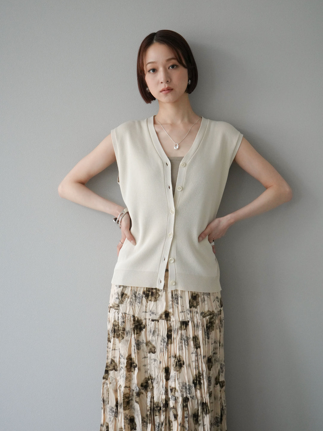 [SET] V領人造絲針織背心+花邊長裙（2件組）