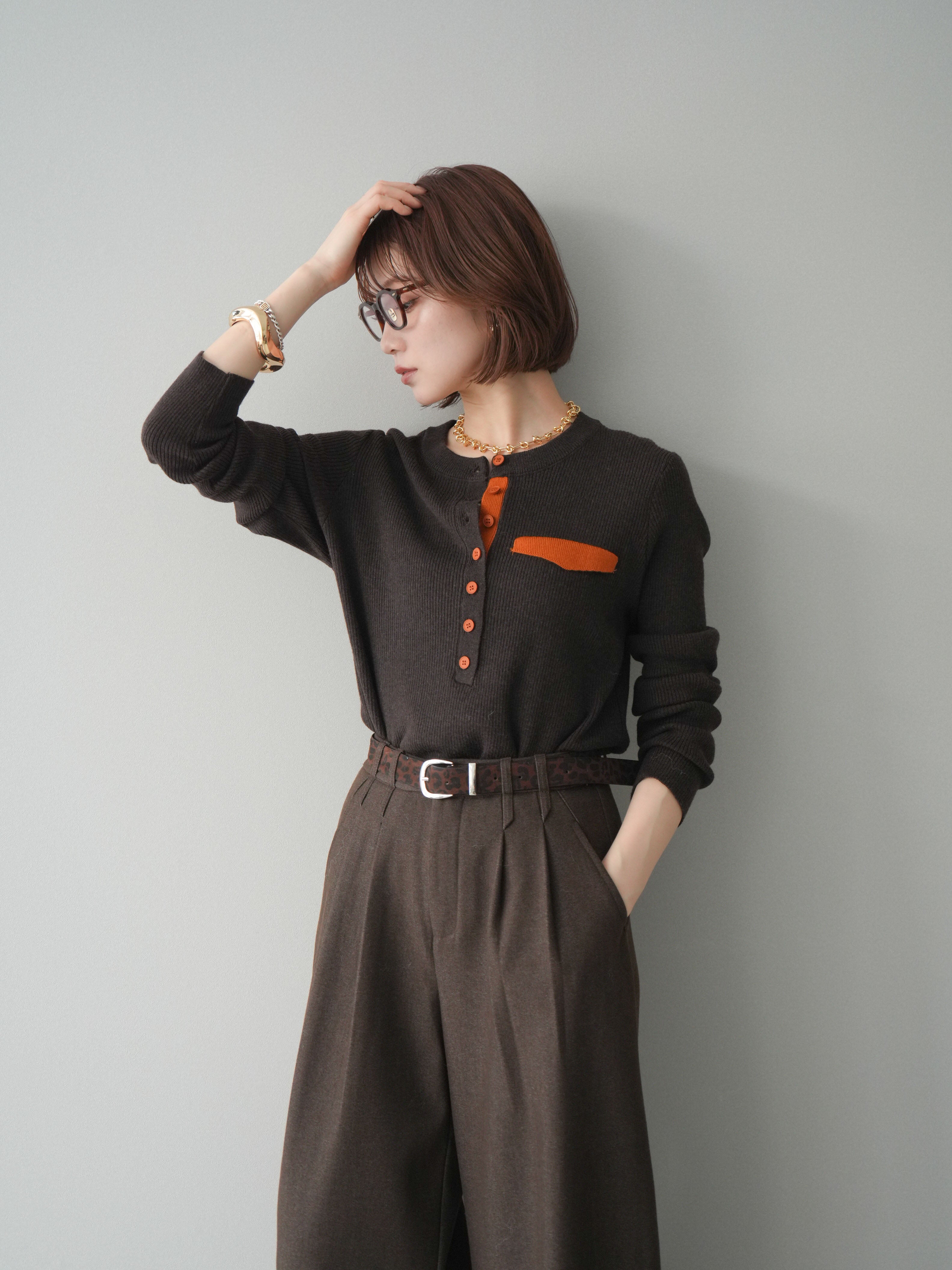 予約]バイカラーデザインポケット配色ヘンリーネックニットソー/brown