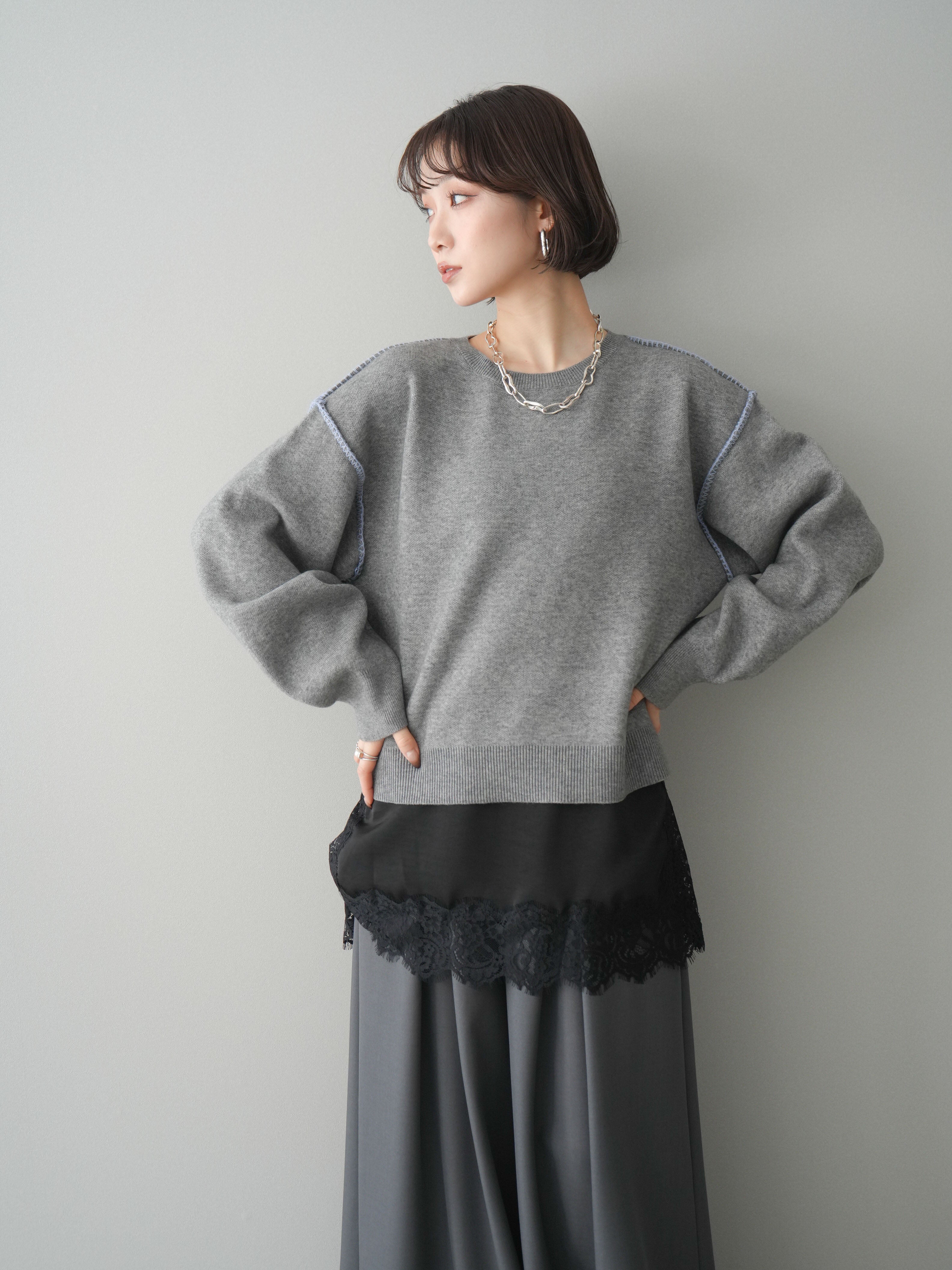 予約]バックロゴ刺繍配色ステッチニットプルオーバー/gray – Lumier