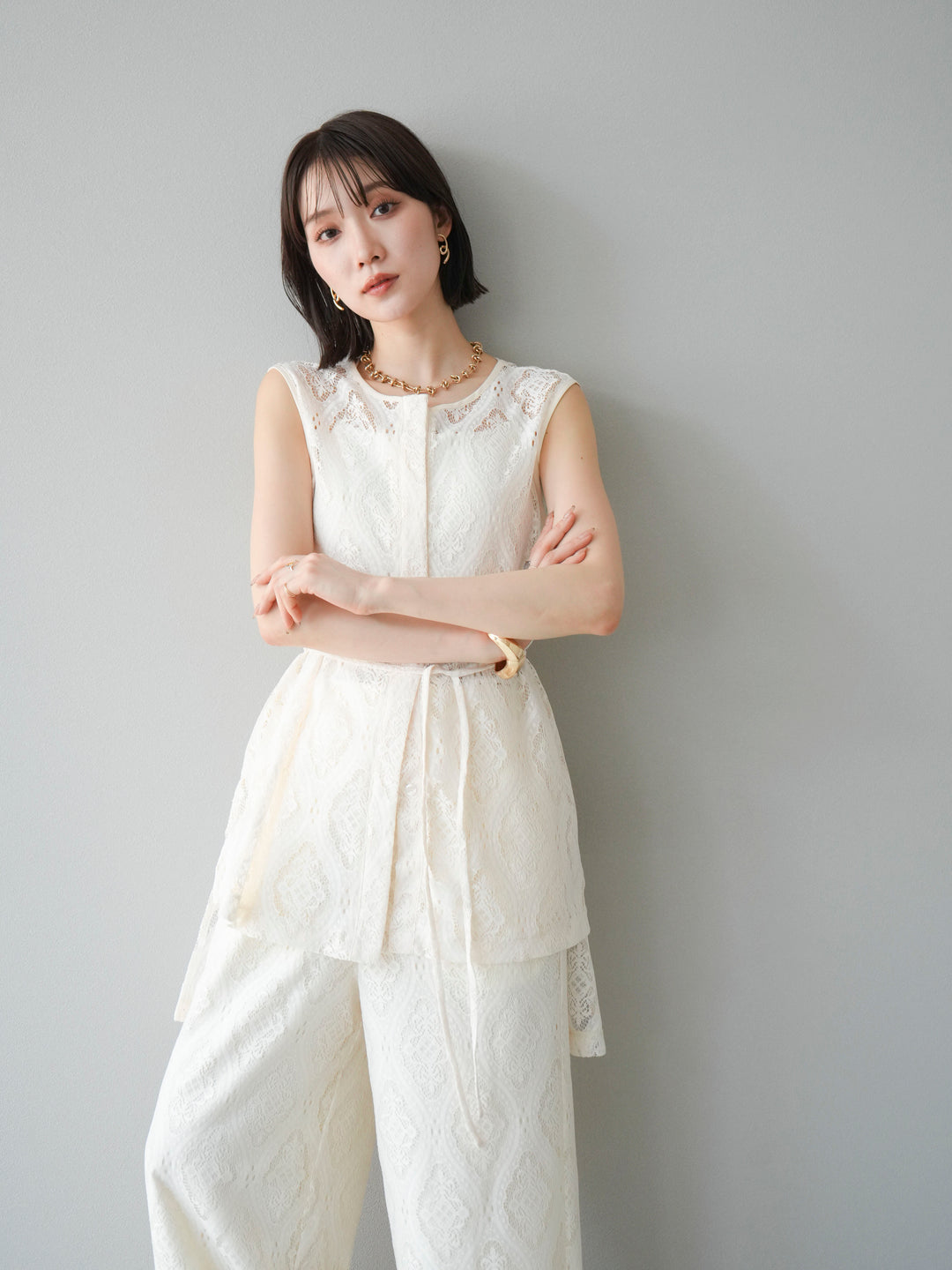 [SET] 緞面滾邊蕾絲無袖上衣 + 蕾絲疊穿休閒褲 (2件套)