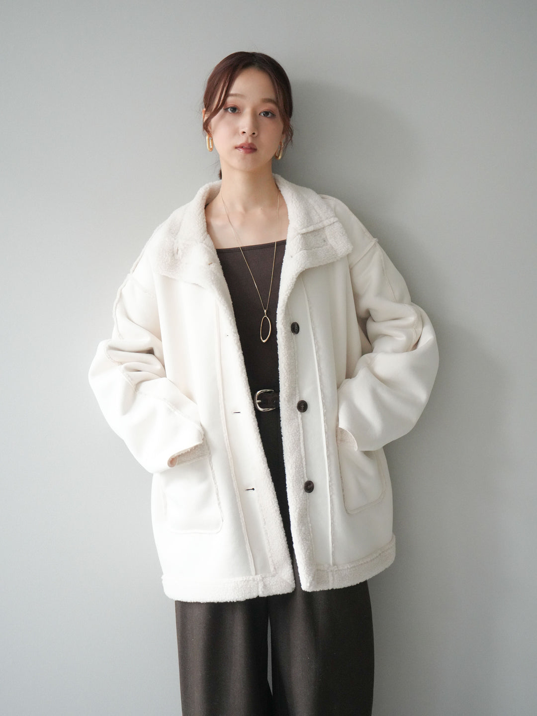 [SET]スタンドネックフェイクムートンミディアムコート+カップ付きバッククロスキャミソール(2set)