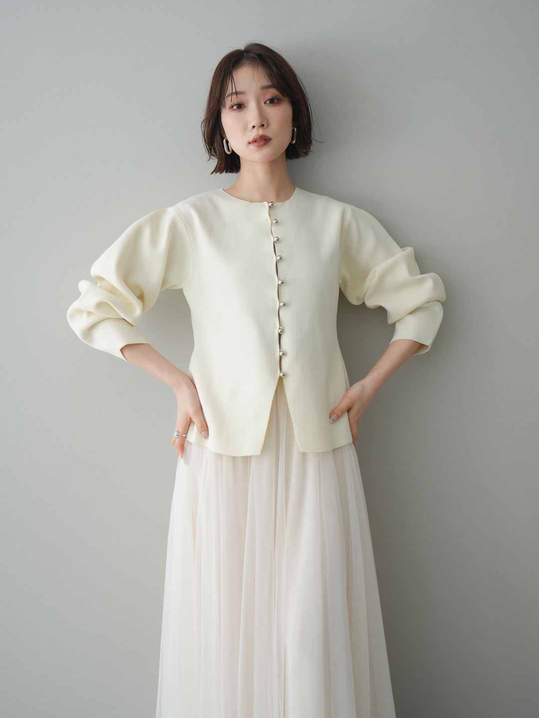 [予約]フロントスリットシルバーボタンニットカーディガン/off