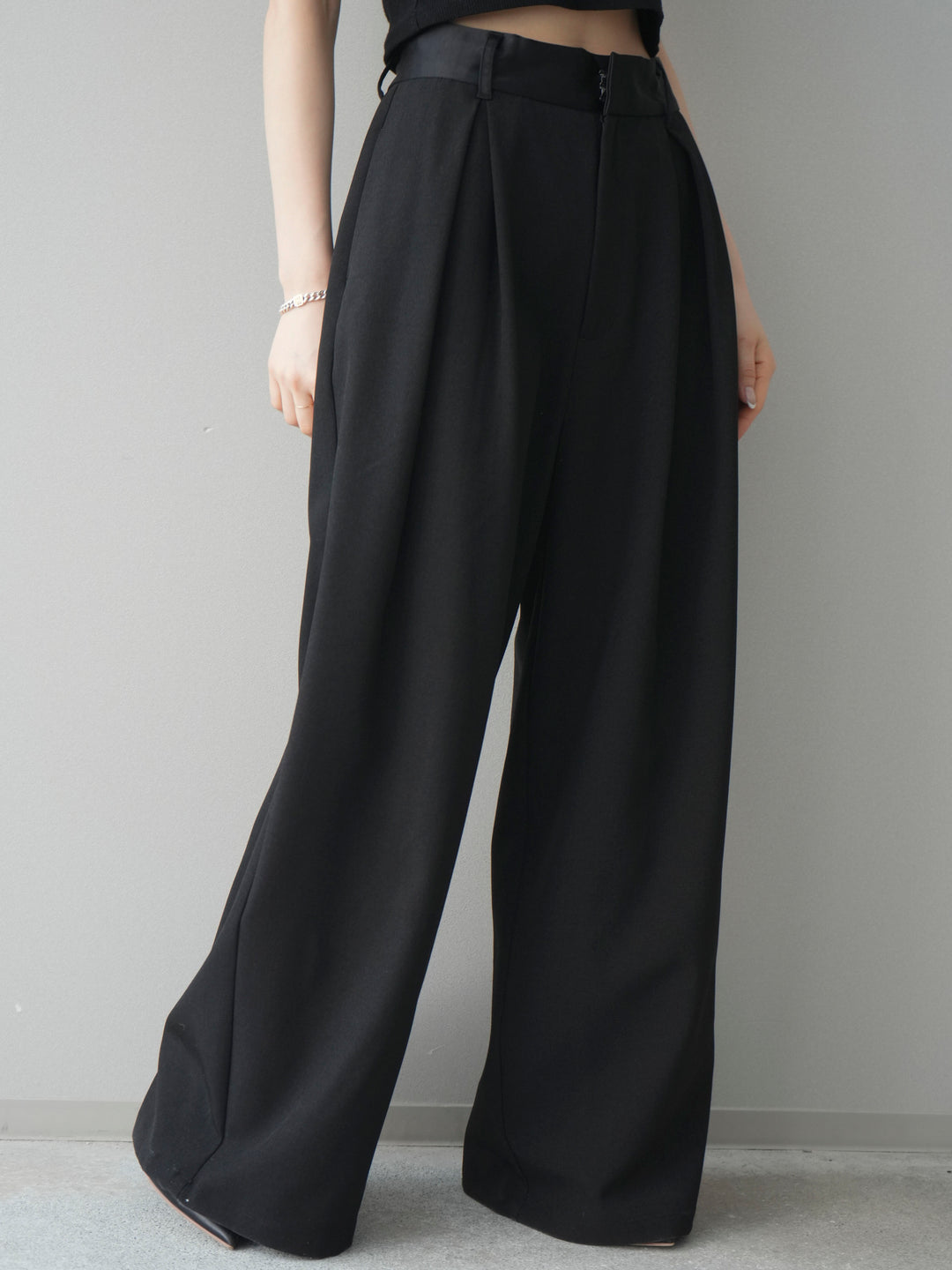 [予約]サテンベルトタックワイドパンツ/black