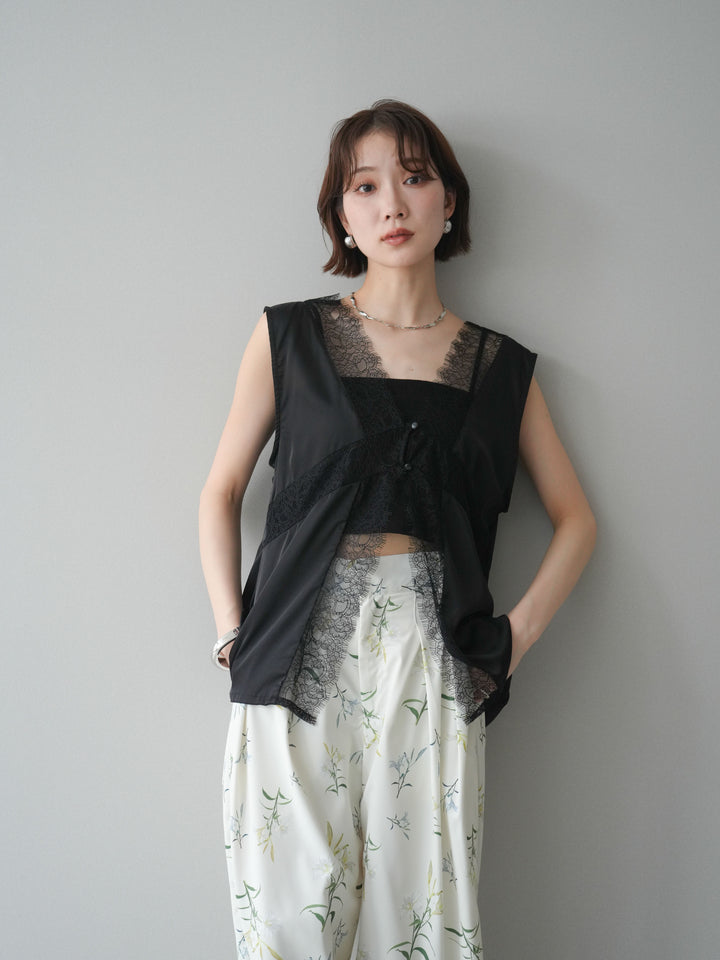 【預購】緞面交叉蕾絲上衣 / 黑色