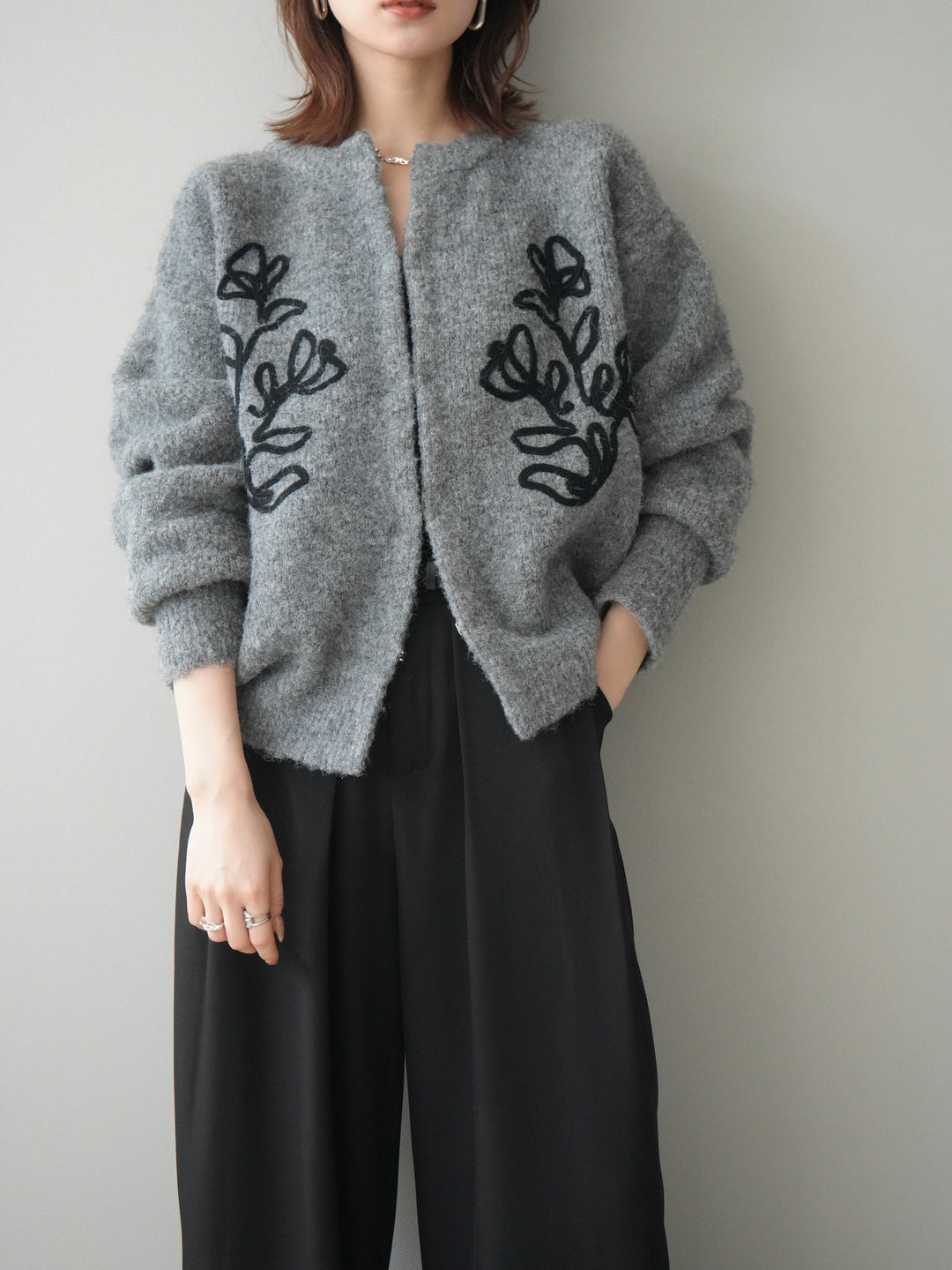 [予約]テープ刺繍ホック開きブークレニットカーディガン/mokugray